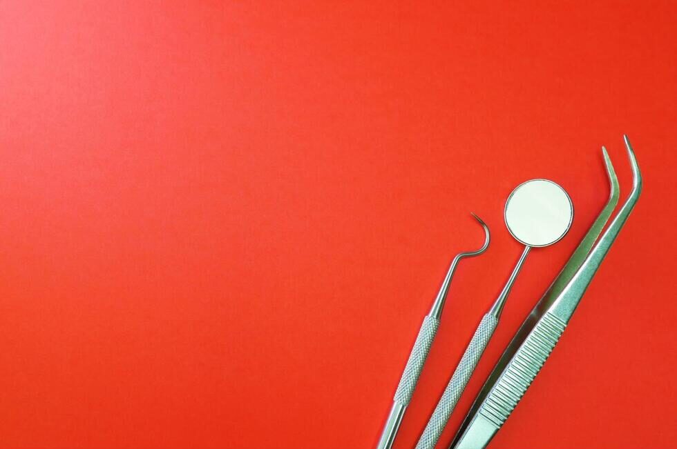 歯科用ピンセットとデンタルミラー、探針