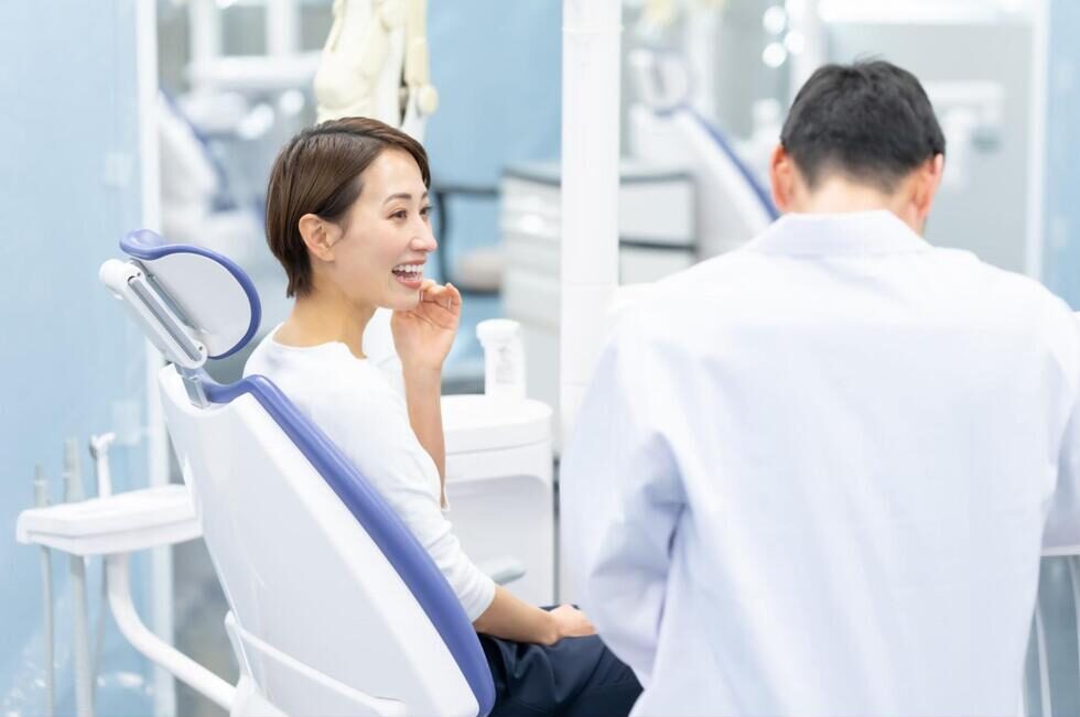 歯科医院で診察を受ける女性
