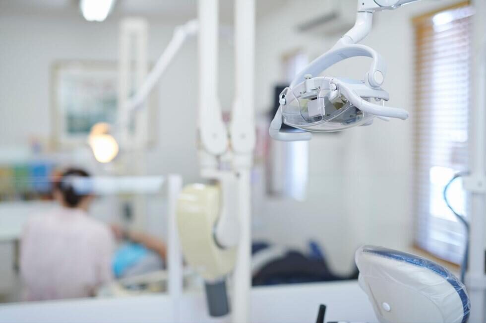 歯科医院の診察の様子と無影灯