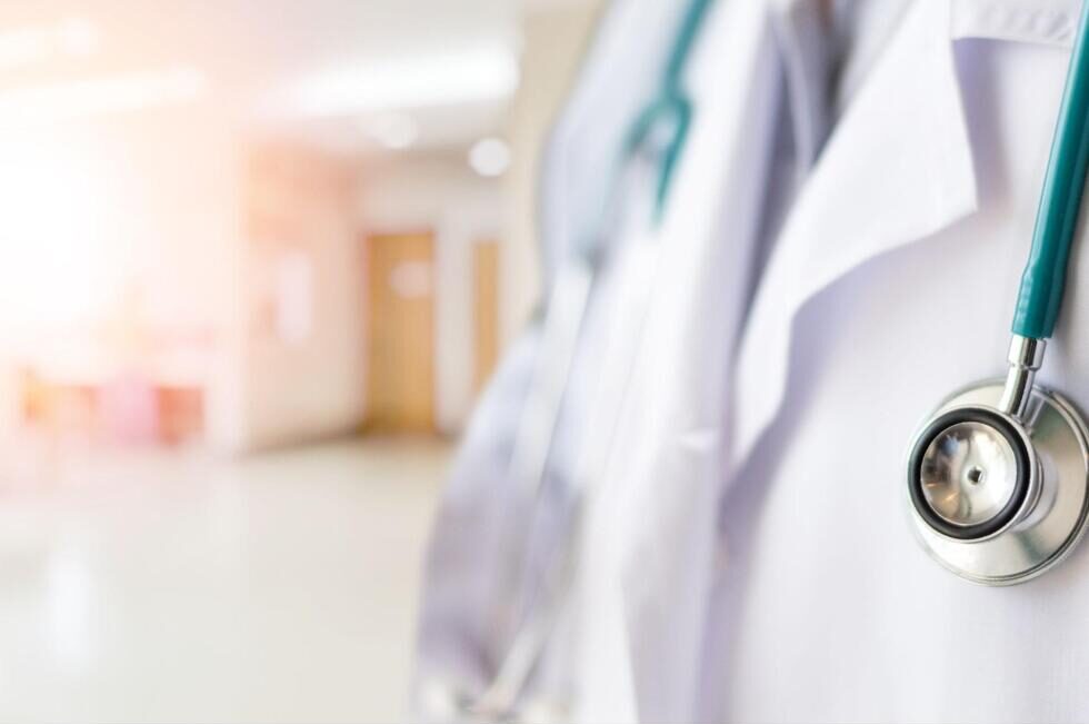 白衣を着た歯科医師の胸元と聴診器