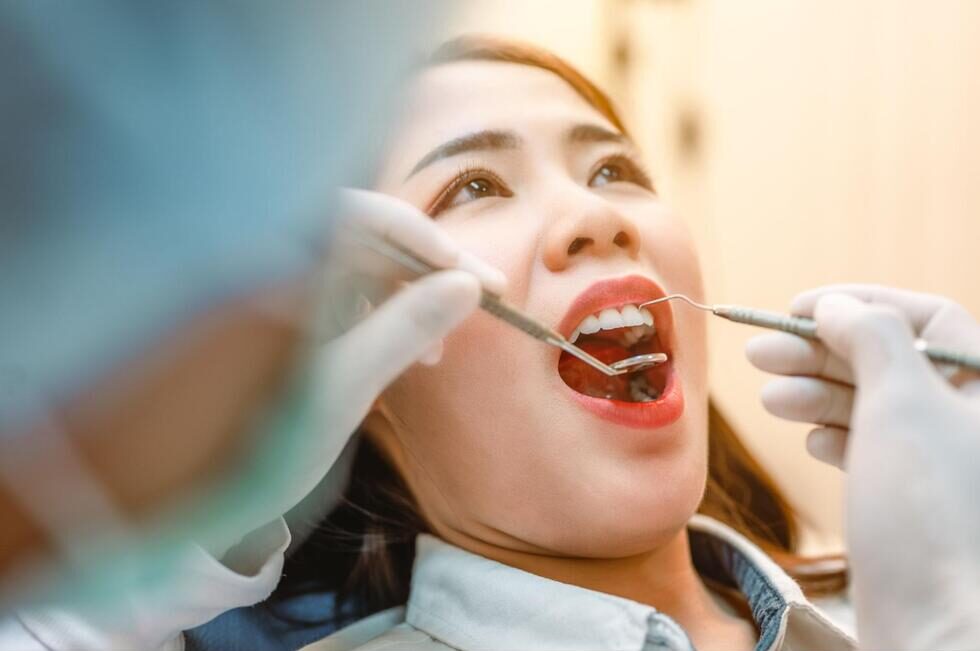 歯科治療を受ける女性