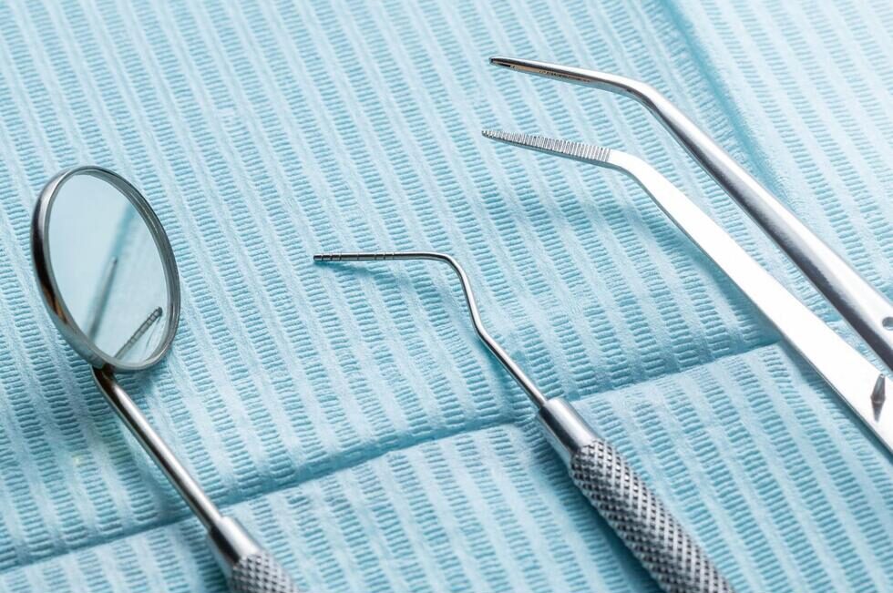 歯科用ピンセットとデンタルミラー、探針