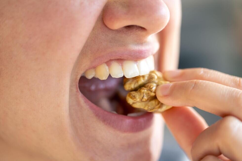 硬いナッツを食べる口元