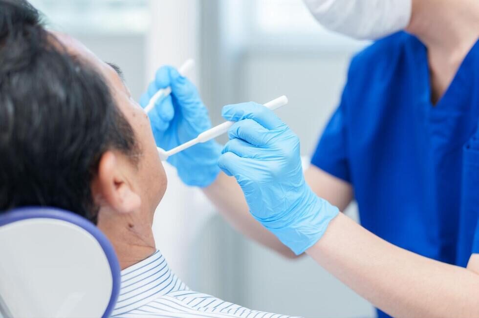 歯科医院で治療を受けている様子