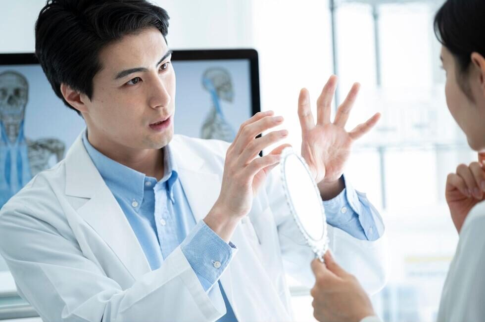 顎関節症について説明をする歯科医師