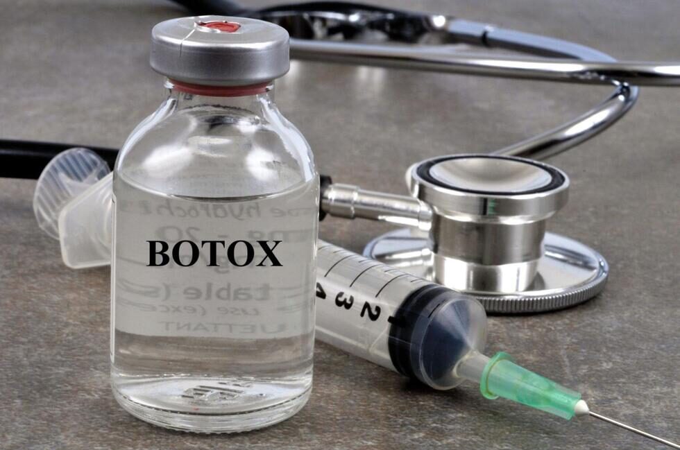「BOTOX」と書かれた薬剤の入った瓶と注射器、聴診器