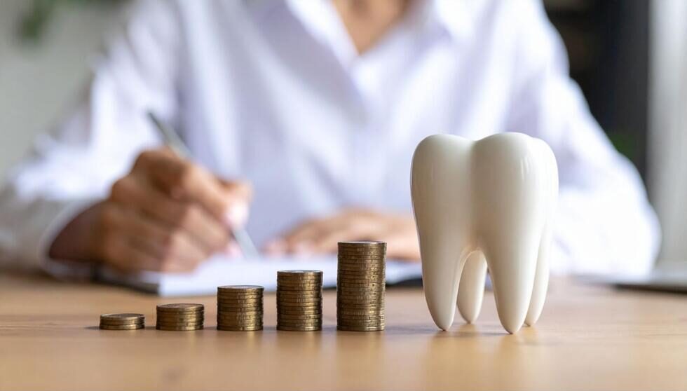 階段状に積み上げられた硬貨と歯の模型