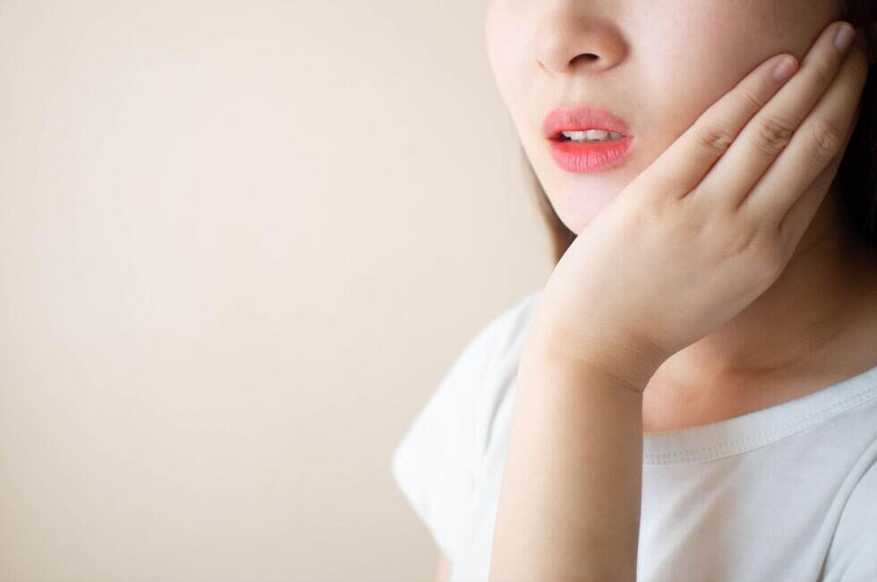 顎を手で抑えている様子