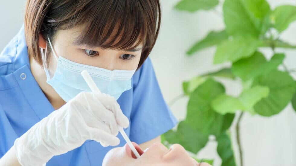 口の中を診察している様子